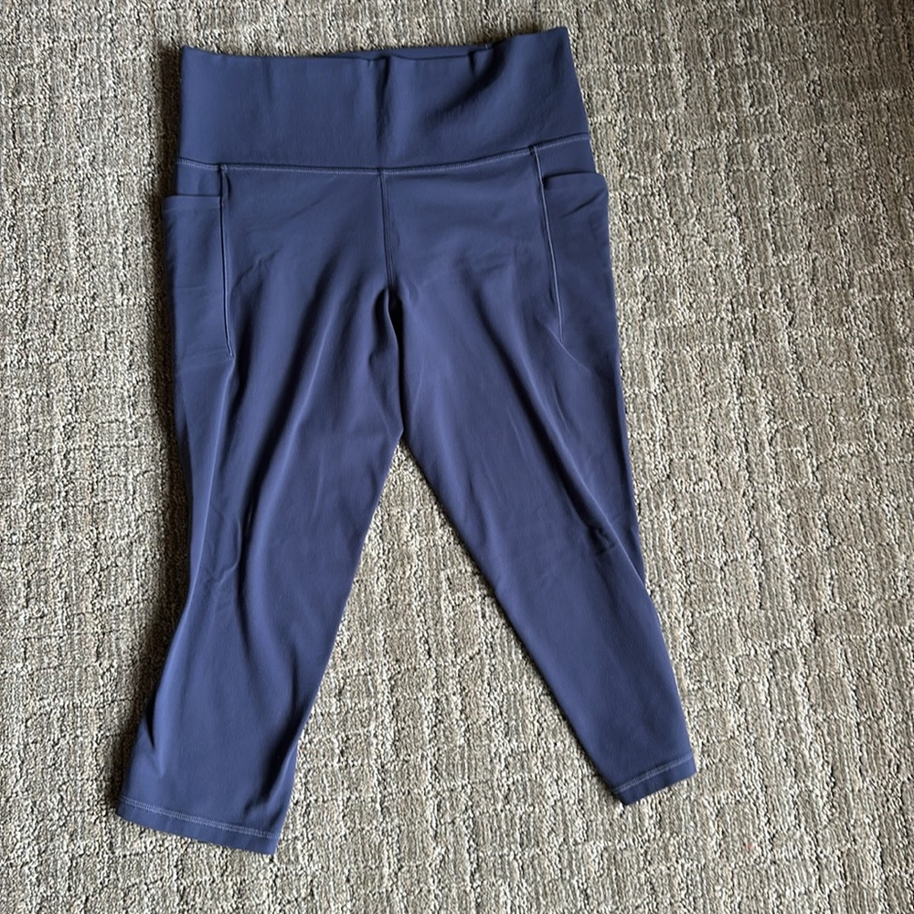 Athleta salutation stash pocket crop leggings size L